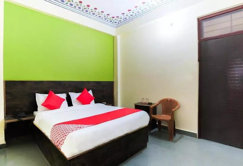 ホテル Oyo Room Nims Kukas