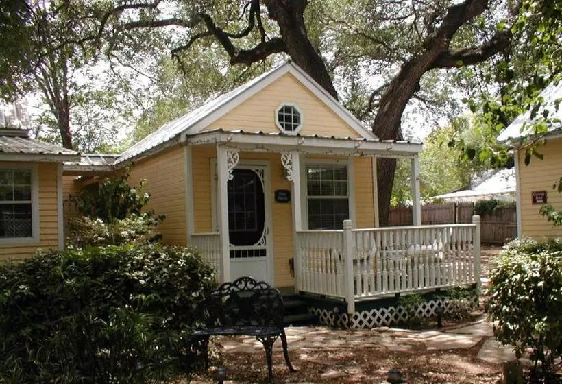 Pomegranate House & Cottages B&b