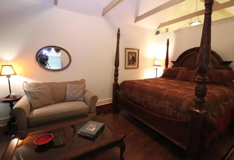 Pomegranate House & Cottages B&b