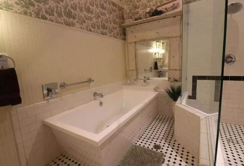 Pomegranate House & Cottages B&b