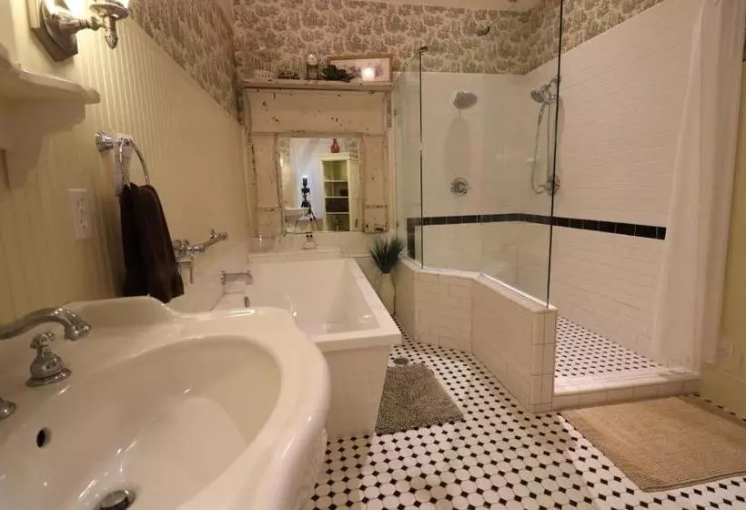 Pomegranate House & Cottages B&b