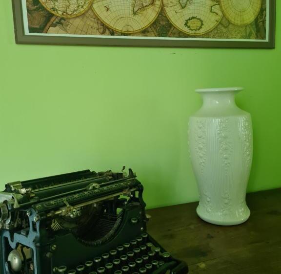 민박 Château De Villeneuve   Montolieu