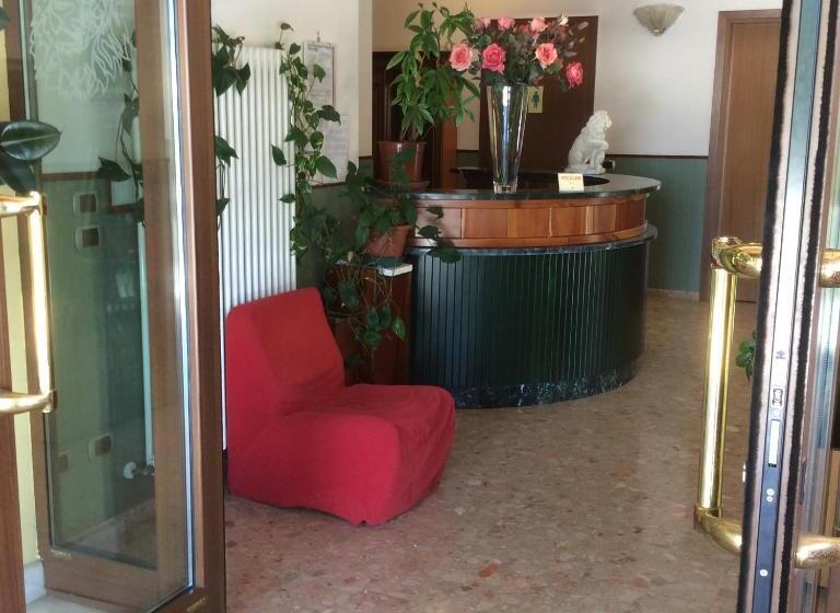 ホテル Pizzeria Ristorante Al Leone