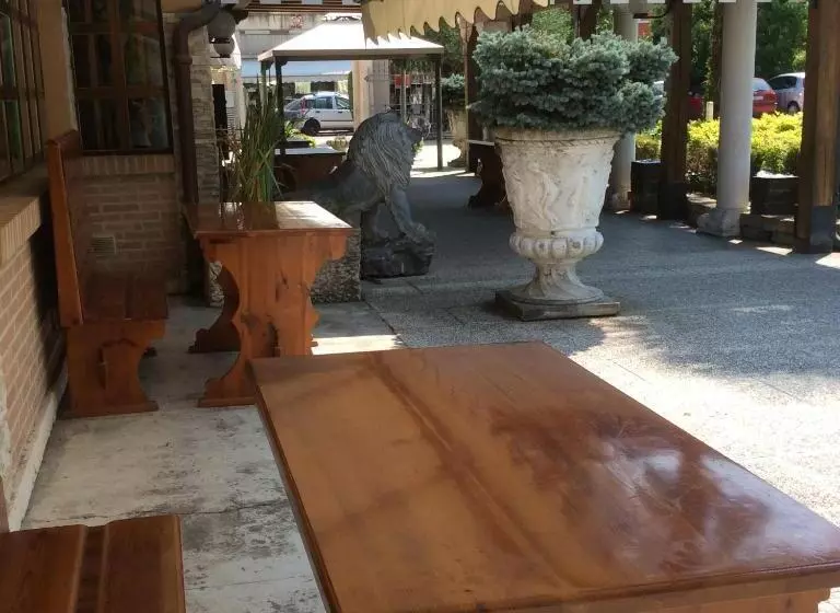 ホテル Pizzeria Ristorante Al Leone