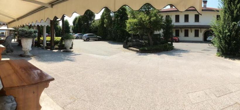 ホテル Pizzeria Ristorante Al Leone