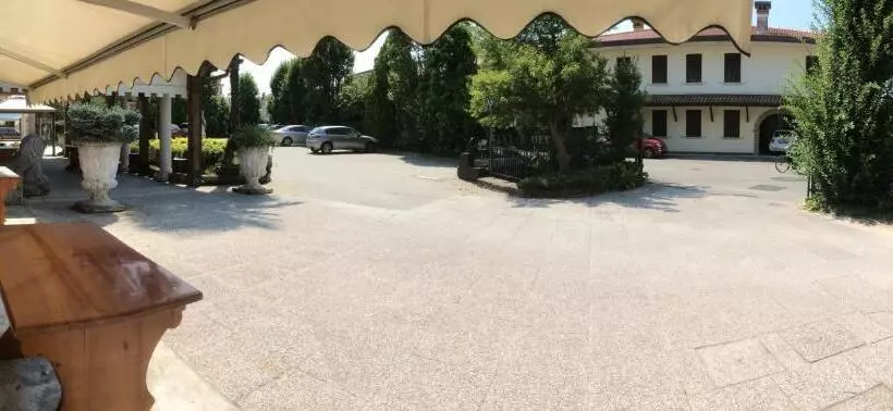 ホテル Pizzeria Ristorante Al Leone