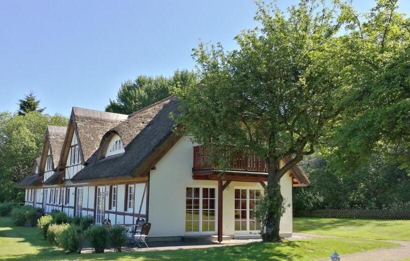Отель Und Appartements Jägerhof Rügen