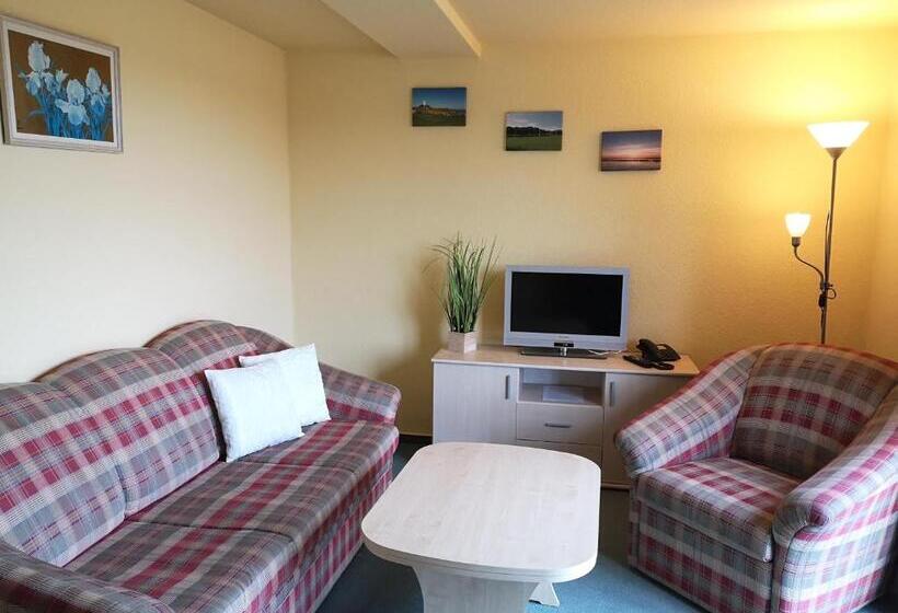 Отель Und Appartements Jägerhof Rügen