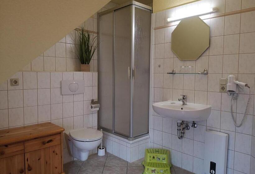 Отель Und Appartements Jägerhof Rügen