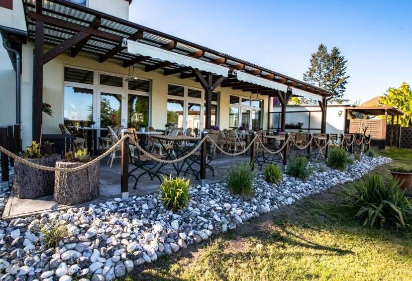 Отель Und Appartements Jägerhof Rügen