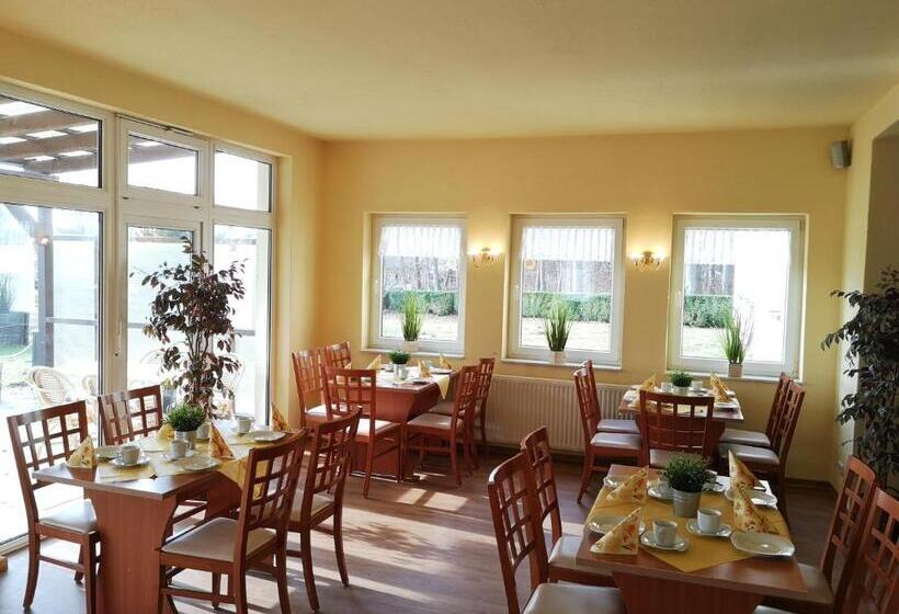 Отель Und Appartements Jägerhof Rügen