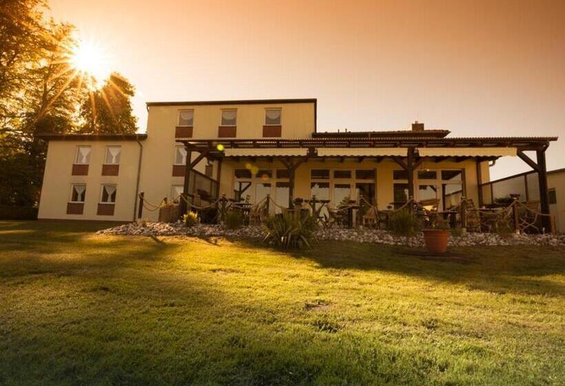 Отель Und Appartements Jägerhof Rügen