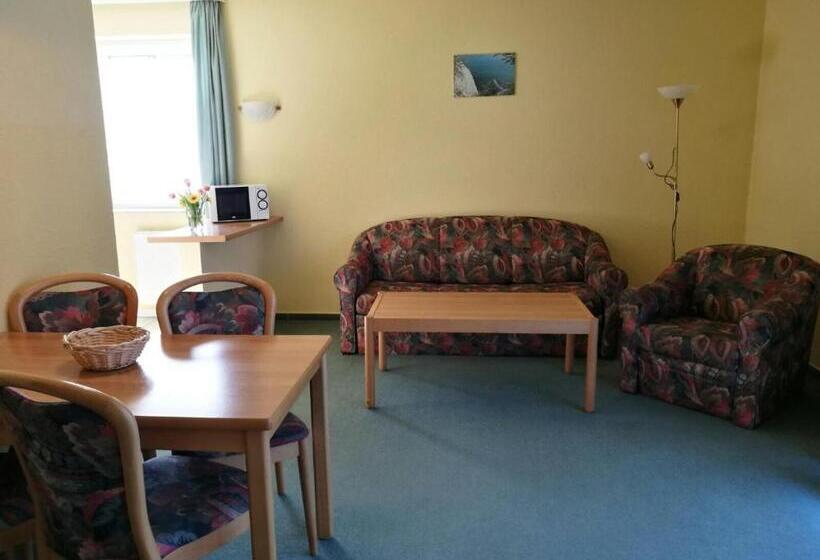 Отель Und Appartements Jägerhof Rügen