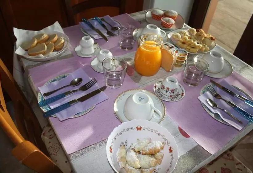 تختخواب و صبحانه La Pavoncella
