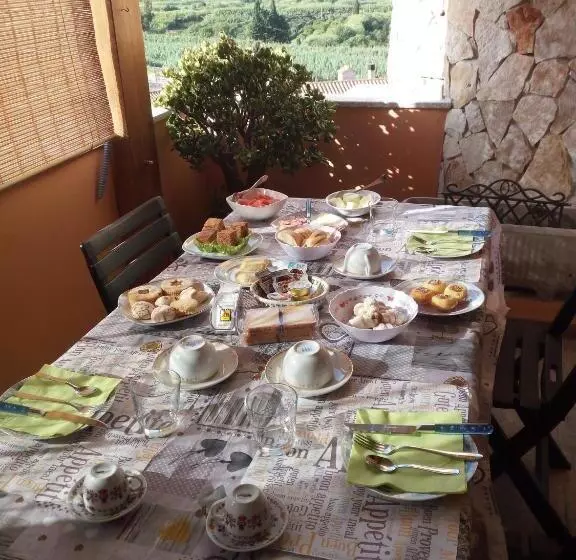 تختخواب و صبحانه La Pavoncella