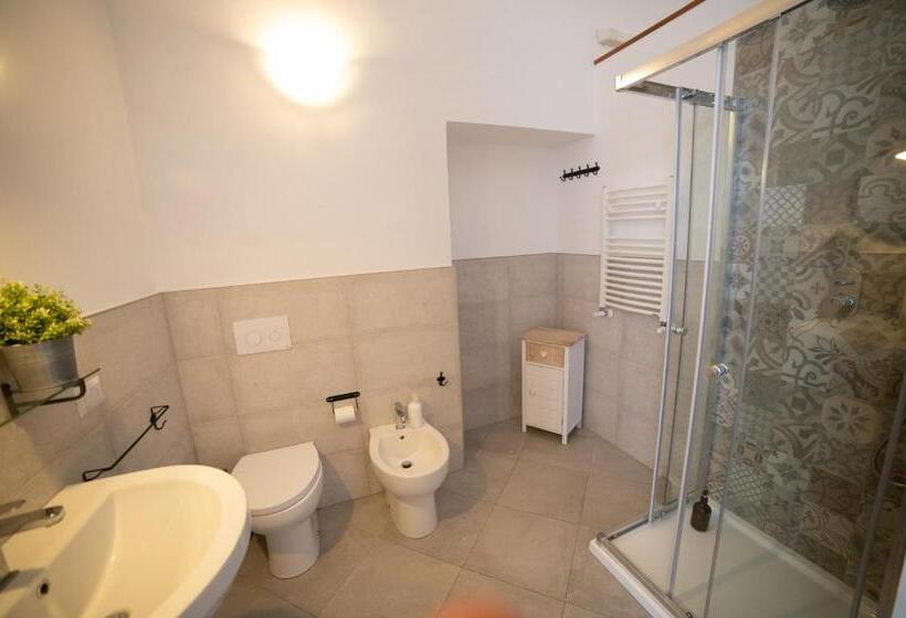 تختخواب و صبحانه Donna Elena