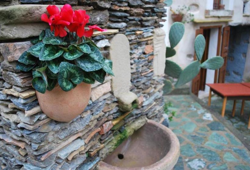 فندق Albergo Diffuso Ecobelmonte