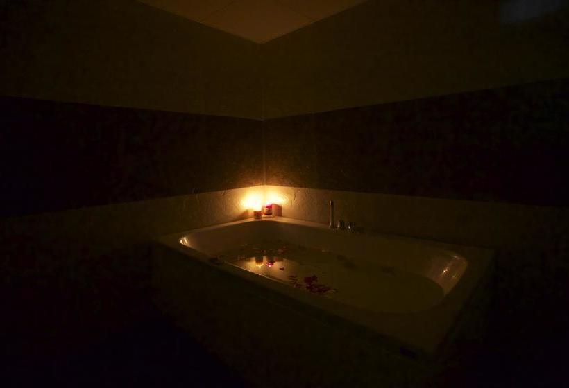 בית מלון כפרי Fab Grand Savoury Suites