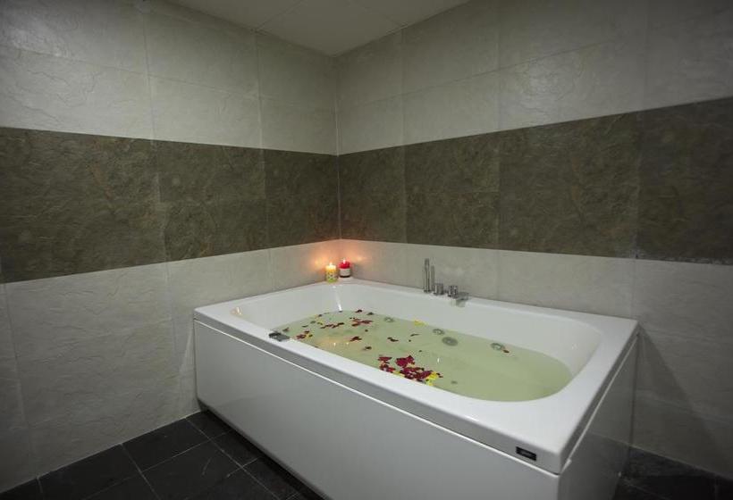 בית מלון כפרי Fab Grand Savoury Suites