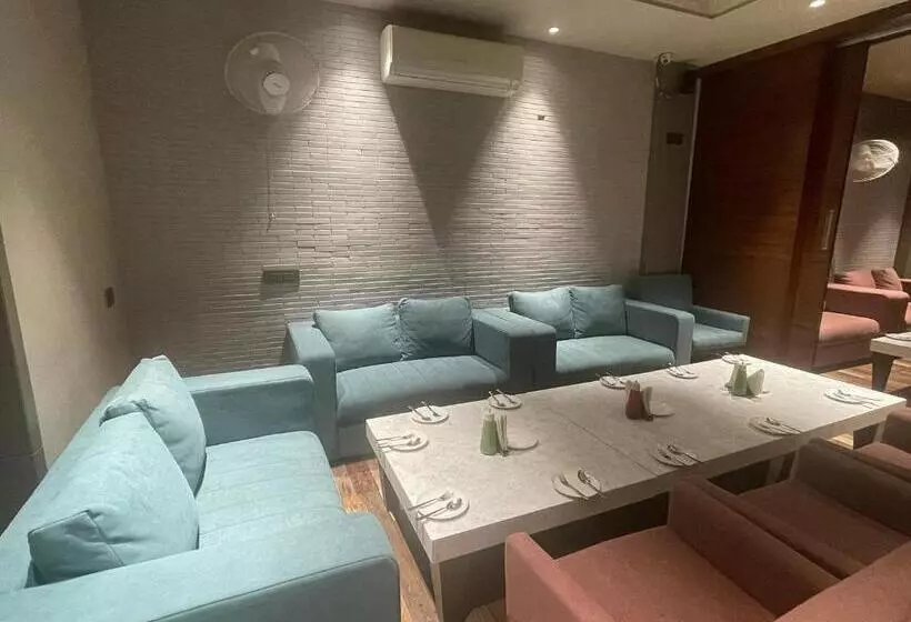 Green Hotel & Restaurant