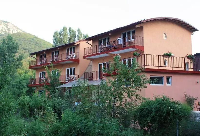 Hotelli Pensiune Safrane