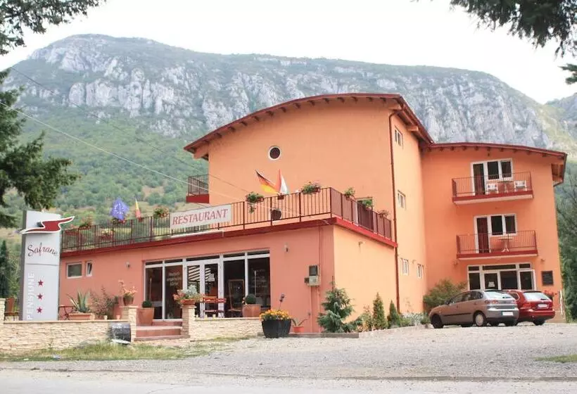 Hotelli Pensiune Safrane