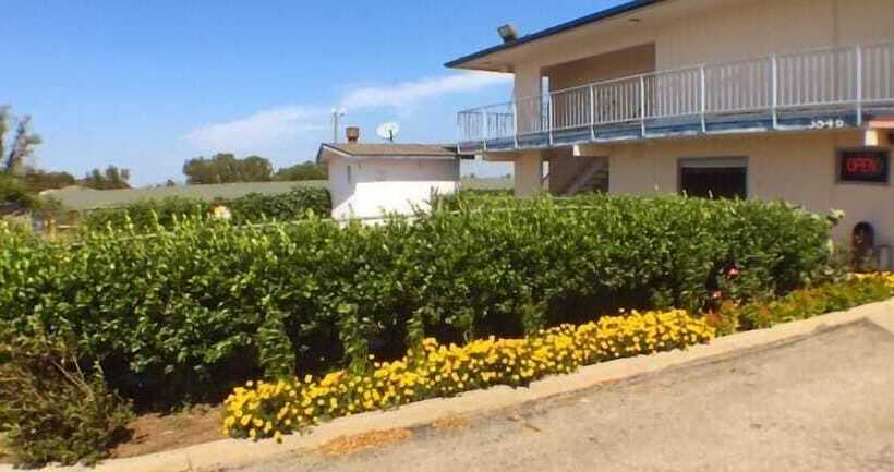 فندق على الطريق Travelers Inn Topeka