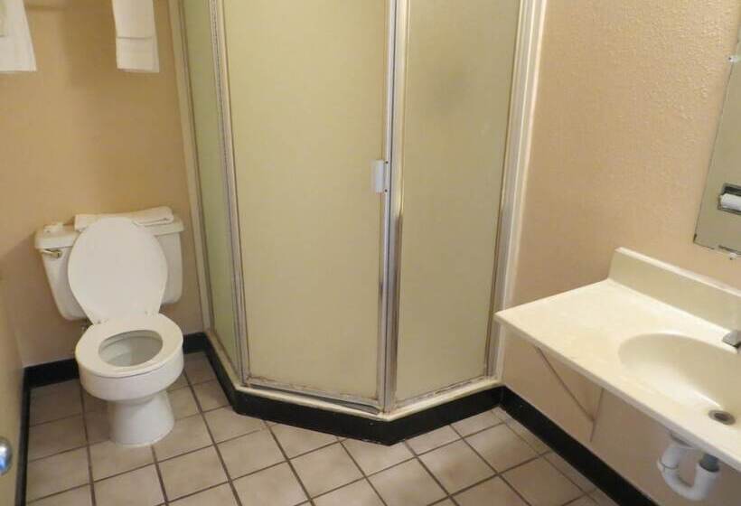 فندق على الطريق Travelers Inn Topeka