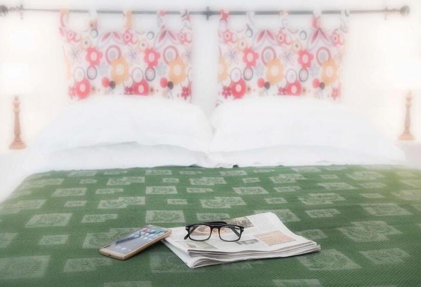 تختخواب و صبحانه A Due Passi