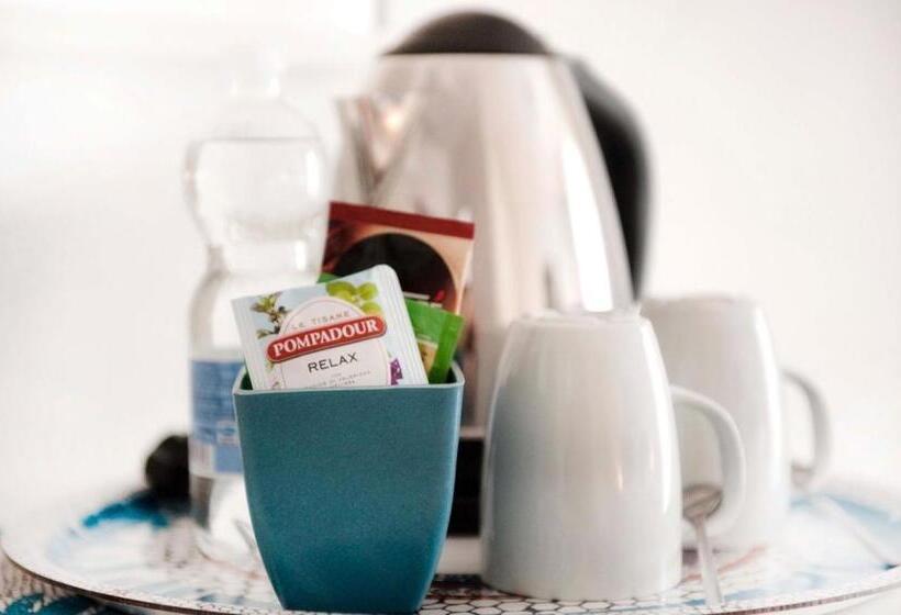 تختخواب و صبحانه A Due Passi