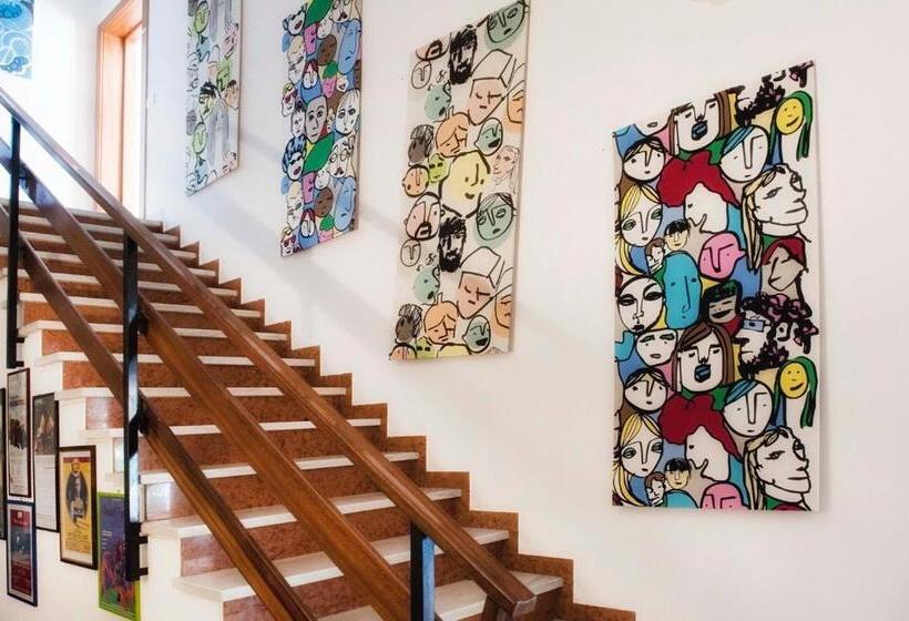 تختخواب و صبحانه A Due Passi