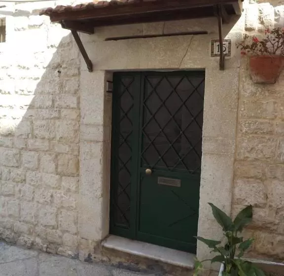 تختخواب و صبحانه Piazzetta Scolanova