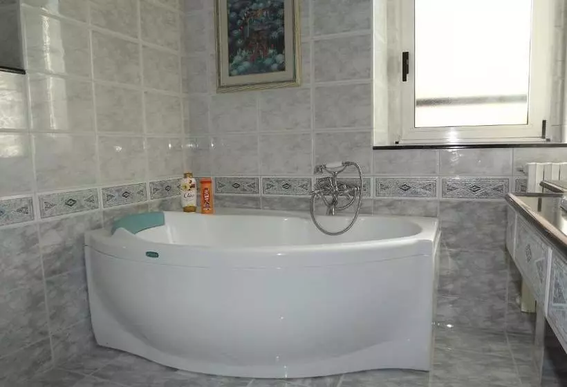 تختخواب و صبحانه Piazzetta Scolanova