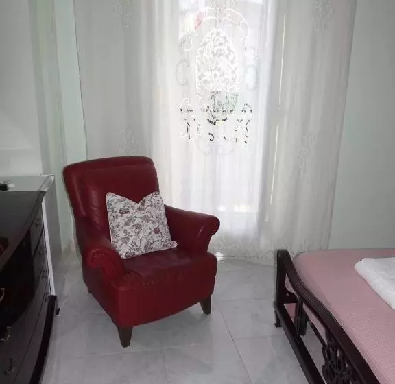 تختخواب و صبحانه Piazzetta Scolanova