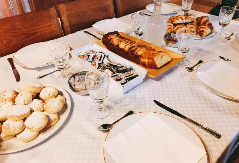 تختخواب و صبحانه Villa Sassi