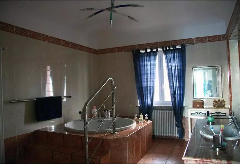 تختخواب و صبحانه Villa Sassi