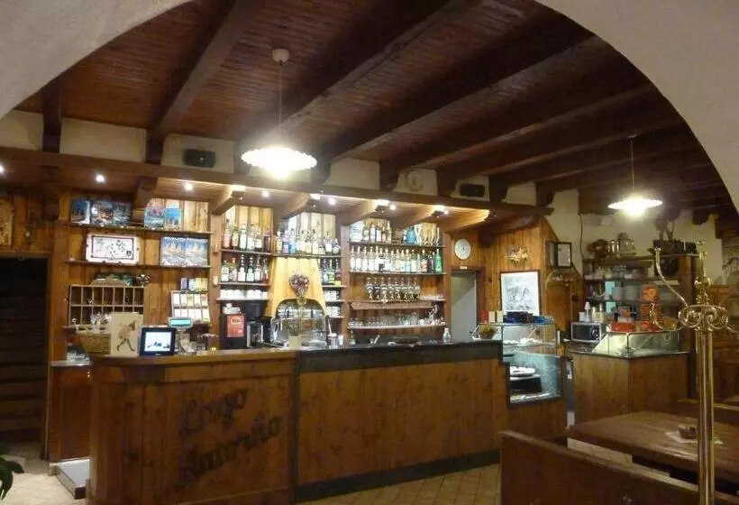 Hotelli Albergo Chalet Lago Antorno