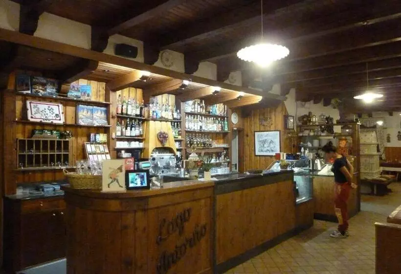 Hotelli Albergo Chalet Lago Antorno