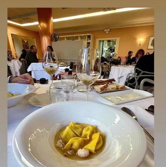 Ristorante Hotel Lucia   100 Mt Dal Mare