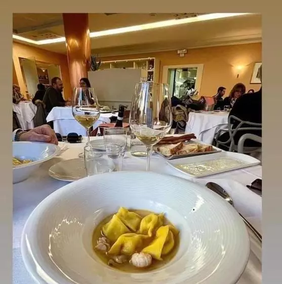 Ristorante Hotel Lucia   100 Mt Dal Mare