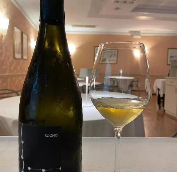 Ristorante Hotel Lucia   100 Mt Dal Mare