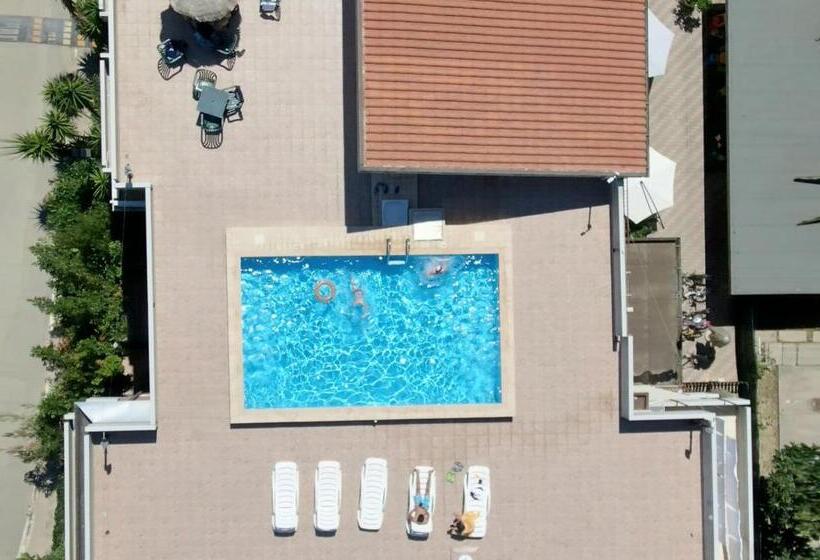 ホテル Nel Pineto