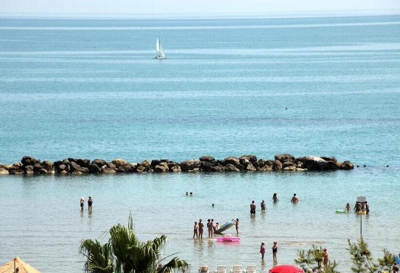 ホテル Nel Pineto