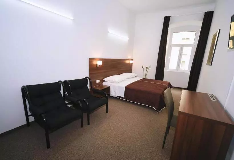 Aamiaismajoitus (B&B) Riva Rooms