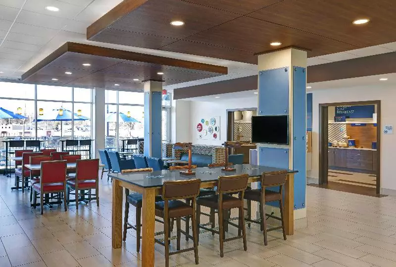 ホテル Holiday Inn Express & Suites   Lenexa   Overland Park Area, An Ihg