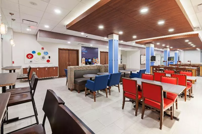 ホテル Holiday Inn Express & Suites   Lenexa   Overland Park Area, An Ihg