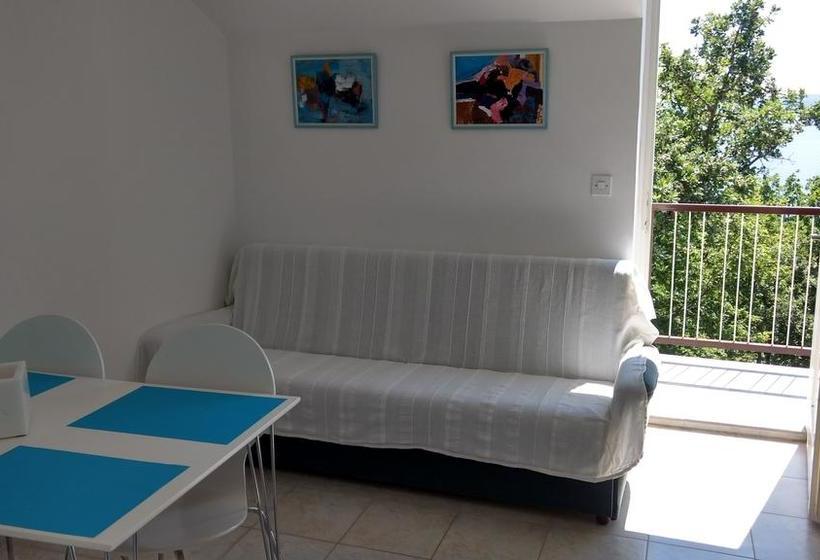 Little Seahorse Hostel & Suites