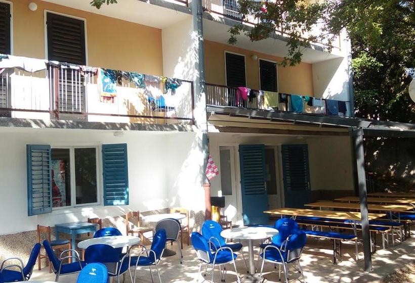 Little Seahorse Hostel & Suites