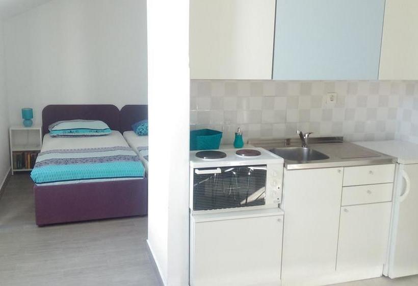 Little Seahorse Hostel & Suites