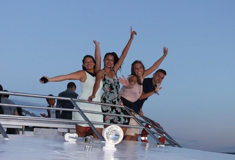 Little Seahorse Hostel & Suites